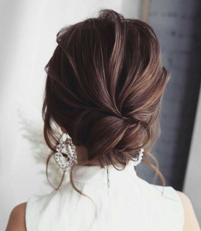 Прическа низкий пучок