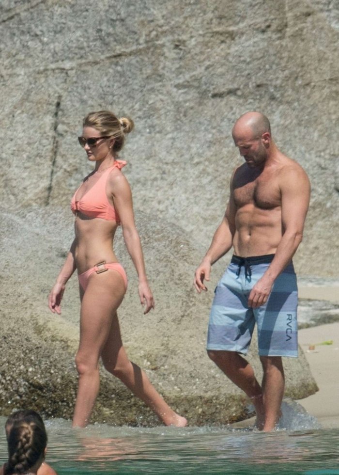 Джейсон Стэтхэм и Роузи Хантингтон-Уайтли на пляже