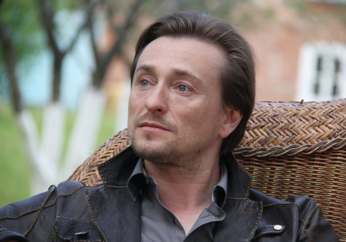 Безруков Саша белый