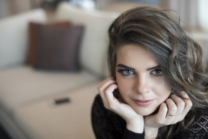 Пелин Карахан в платье