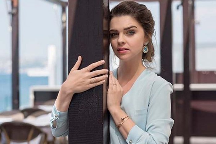 Красотка Пелин Карахан