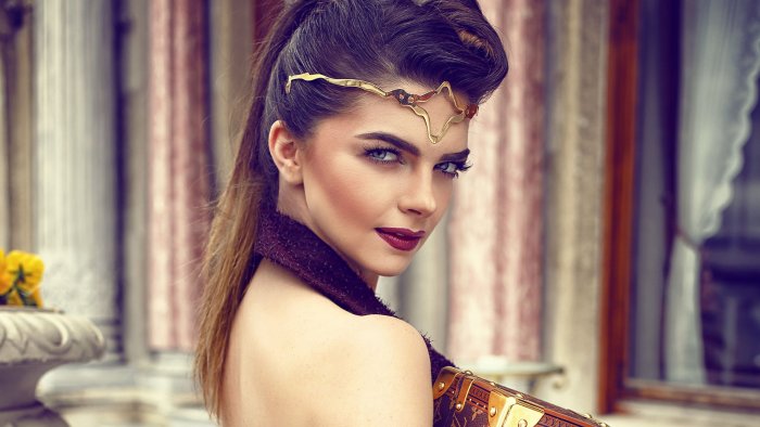 Пелин Карахан в купальнике