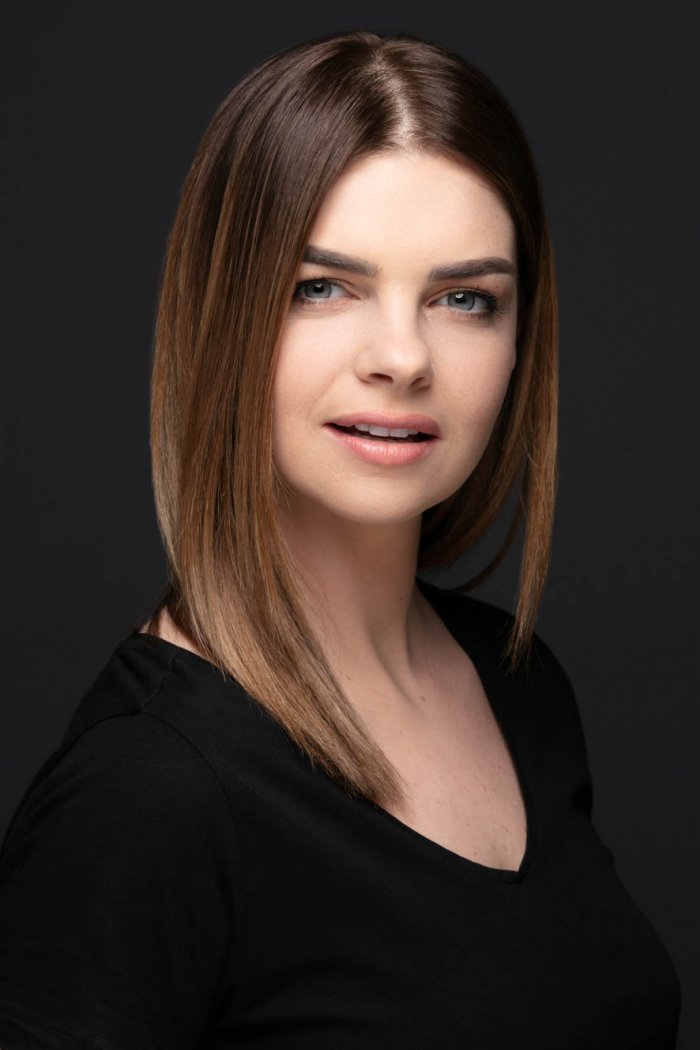 Пелин Карахан босиком