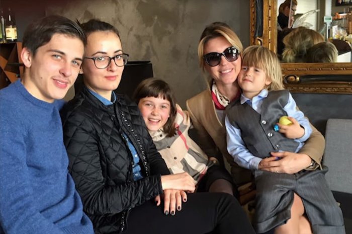 Лика Стар с семьей