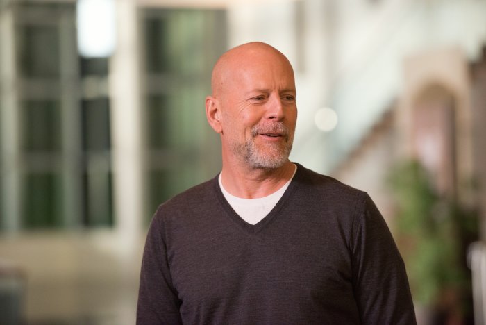 Брюс Уиллис бармен