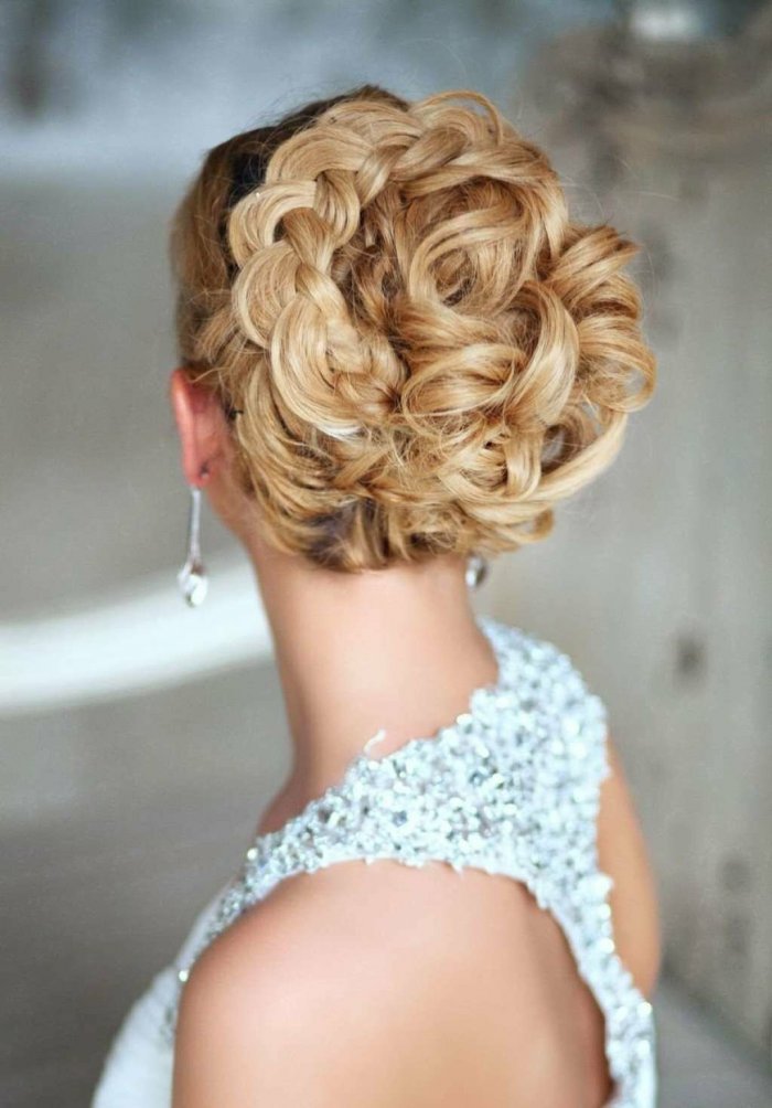 Причёски на выпускгой на средние волосы