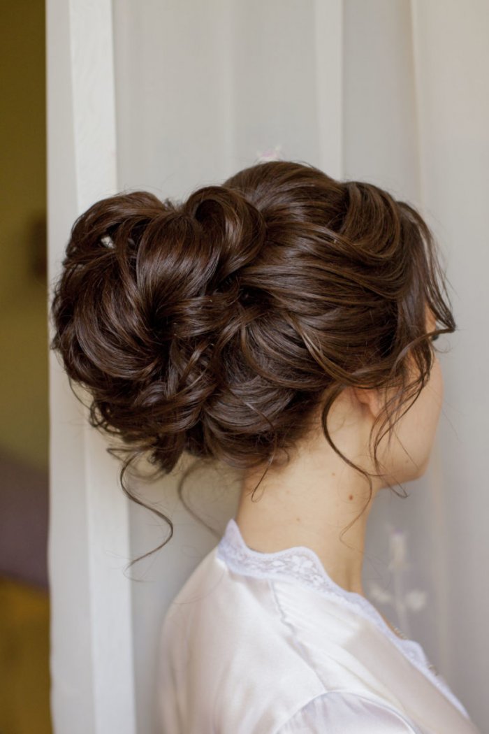 Прическа наверх на средние волосы