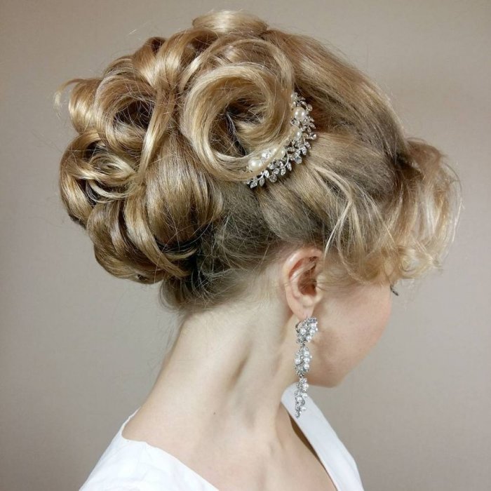 Собранная прическа на корпоратив