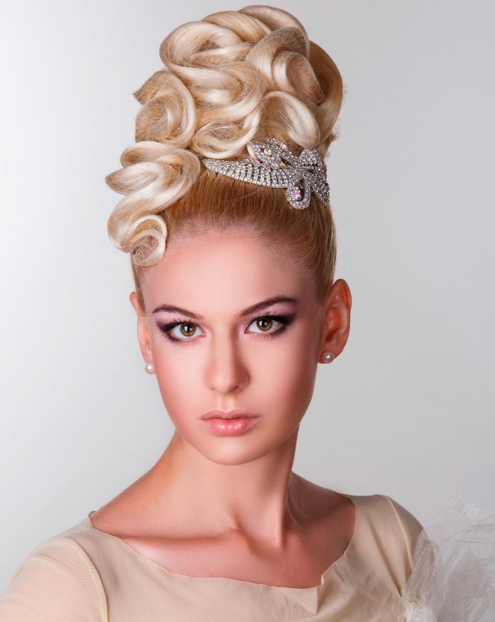 Причёски на выпускной на длинные волосы