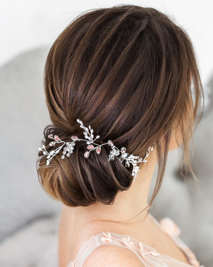 Нежные прически на средние волосы на выпускной