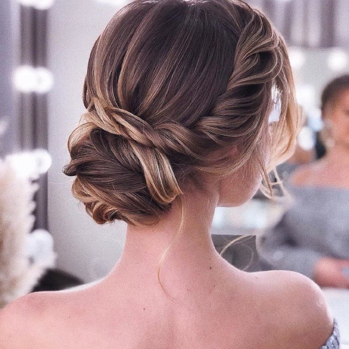 Вечерняя прическа небрежный пучок