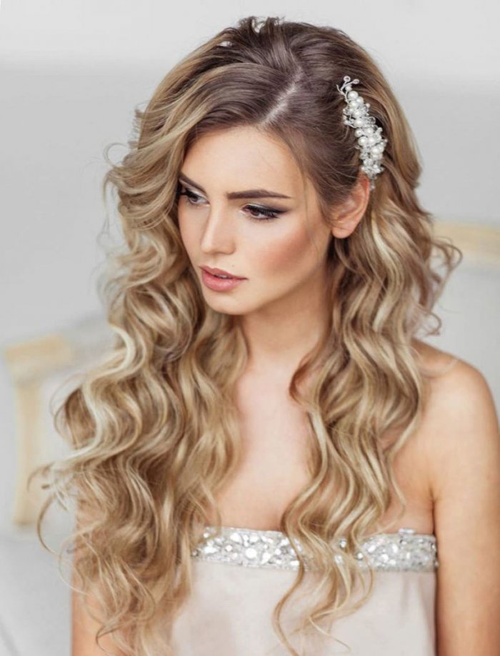 Прически на выпускной с распущенными волосами