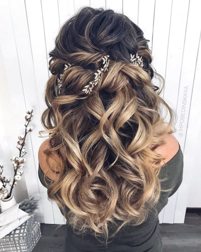 Причёски на выпускной распущенные
