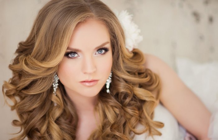 Причёски на выпускной на средние волосы распущенные