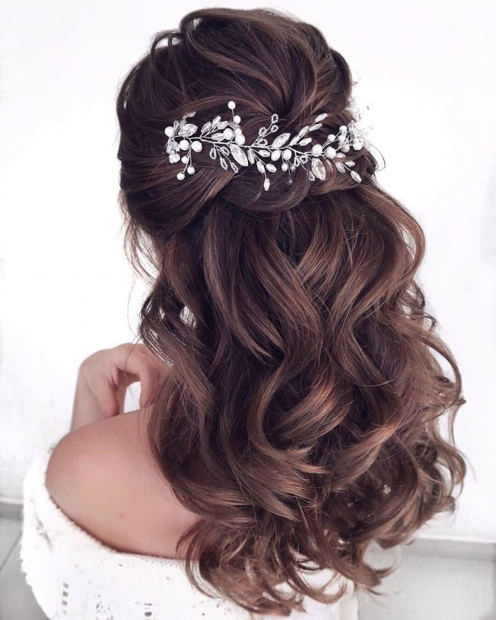 Причёски на выпускной на длинные волосы простые