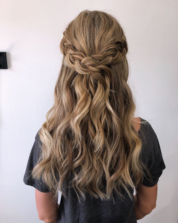 Прически на средние волосы распущенные