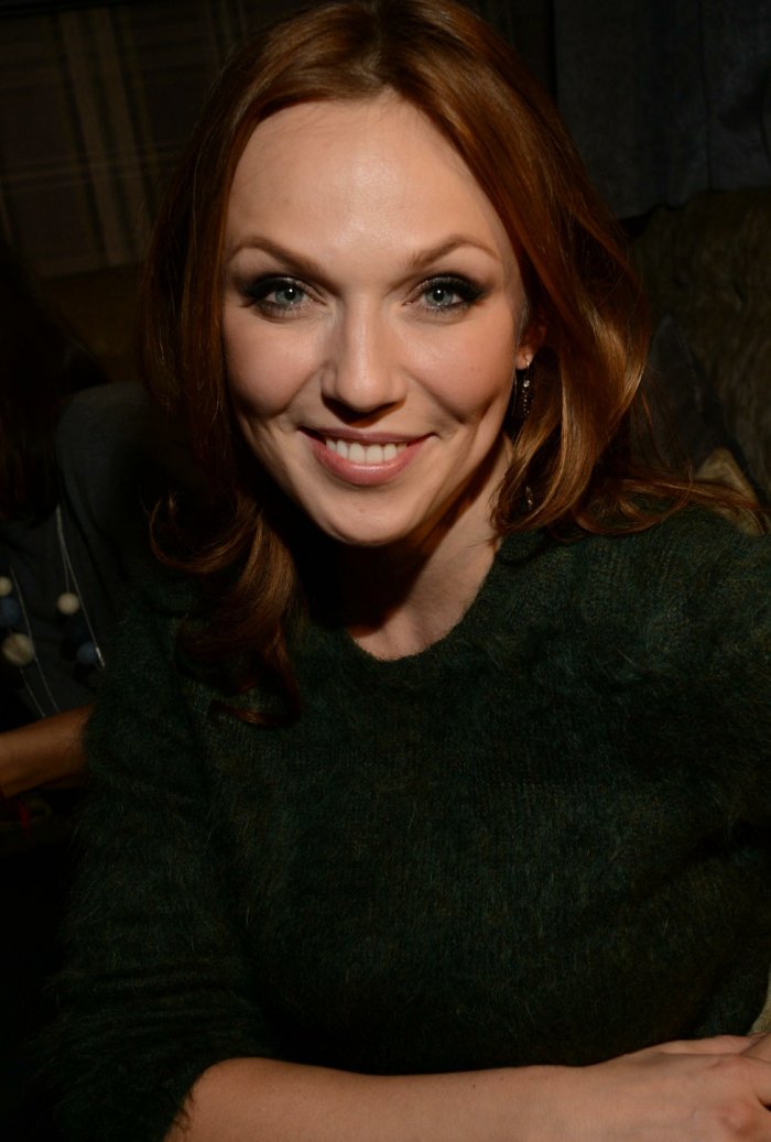 Альбина Джанабаева в черном