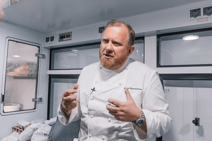 Шеф-повар Константин Ивлев на ножах