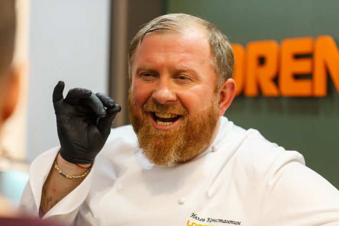 На ножах ведущий Константин Ивлев