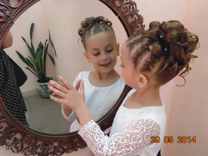 Нарядные прически для девочек на выпускной в детском саду