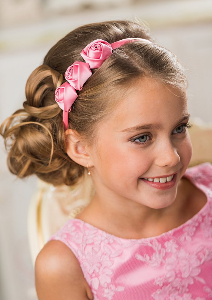 Детская прическа с ободком