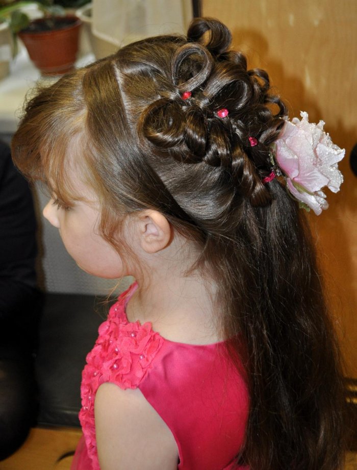 Легкая прическа на утренник в садик