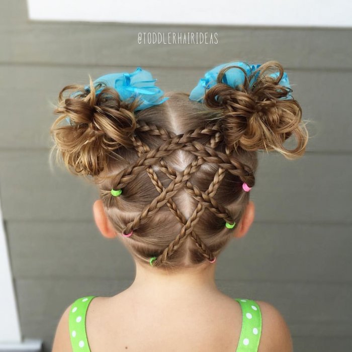 Прически на выпускной в сад