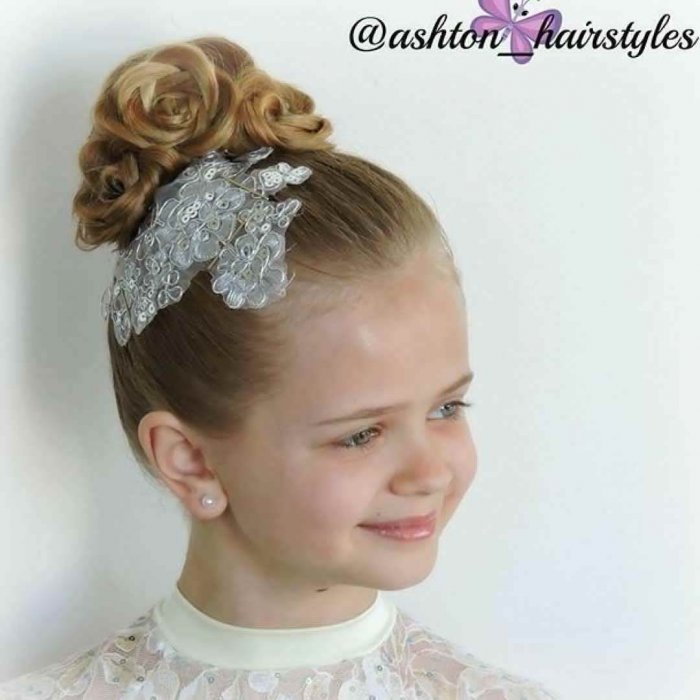 Детская прическа с диадемой на средние волосы