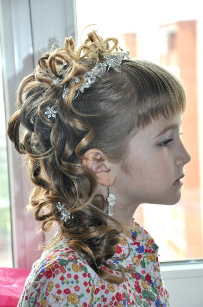 Причёски для девочек на выпускной в детском саду