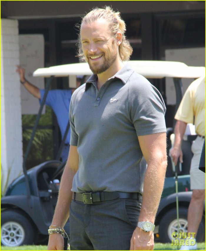 Мужчина лежит в кроват