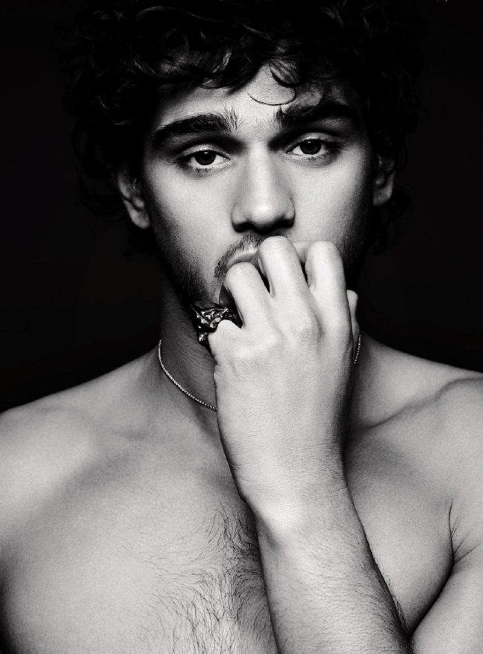 Марлон Тейшейра в костюме