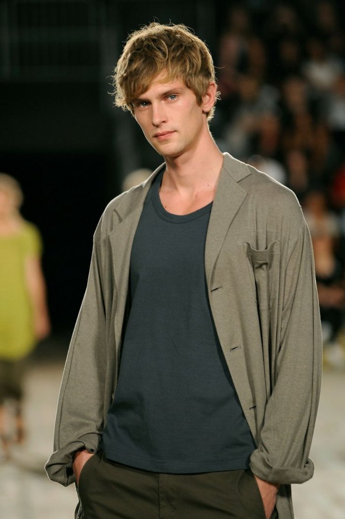 Матиас Лауридсен с длинными волосами