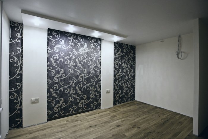 Поклейка стен двумя видами обоев