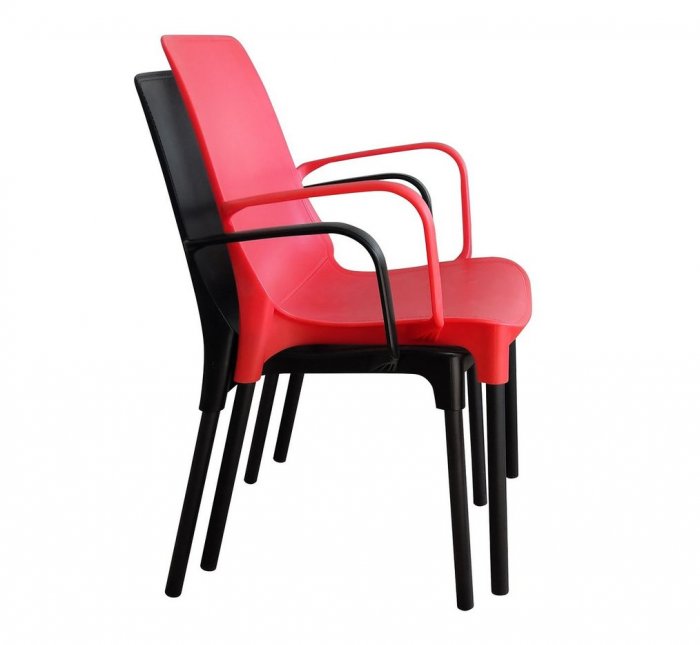 Красный крашенный стол в интерьере