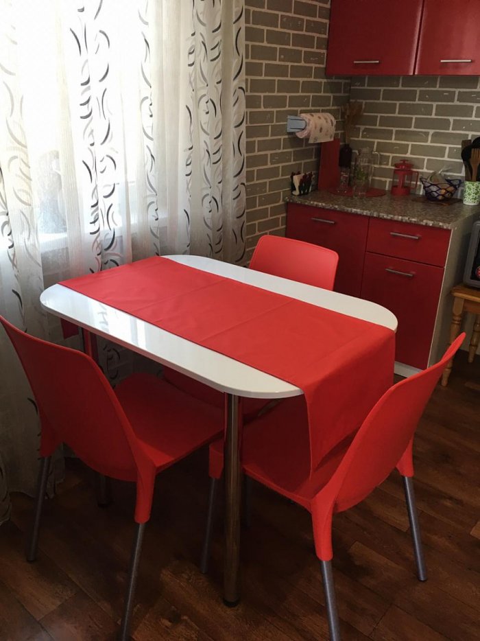 Пластиковые прозрачные стулья в интерьере