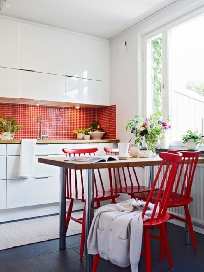 Красные стулья в интерьере кухни-гостиной