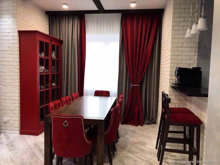 Американский интерьер с красными акцентами