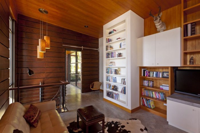 Полки в доме из бруса