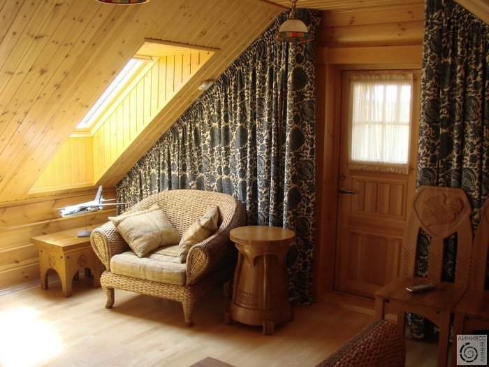 Интерьер мансарды в деревянном доме