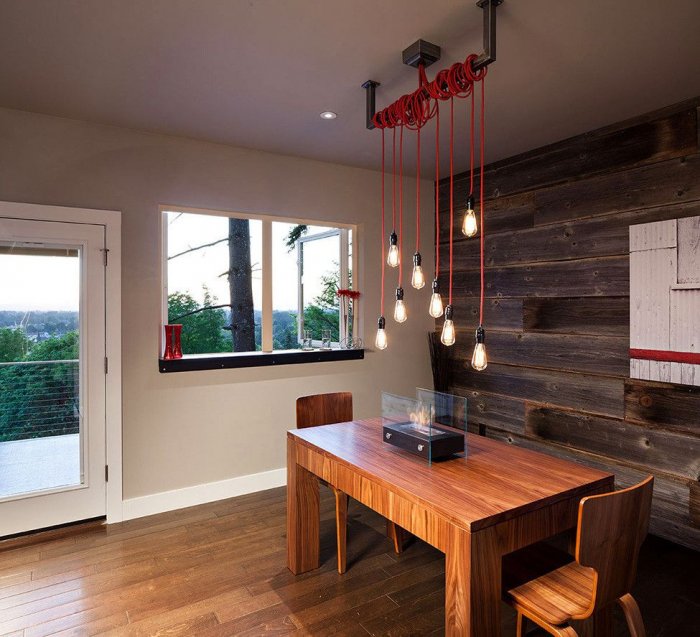 Люстра над столом в загородном доме