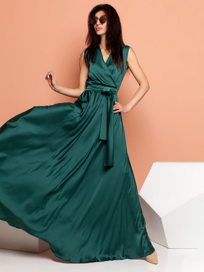 Длинное струящееся платье