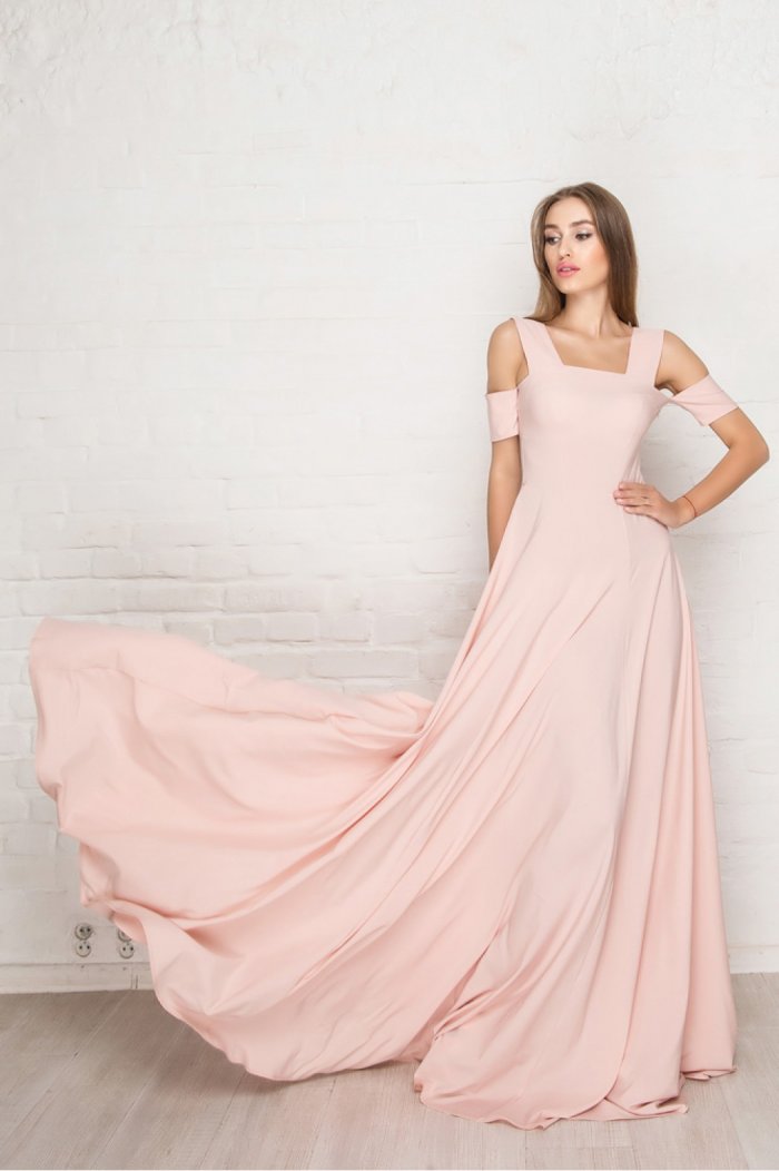 Нежно розовое платье