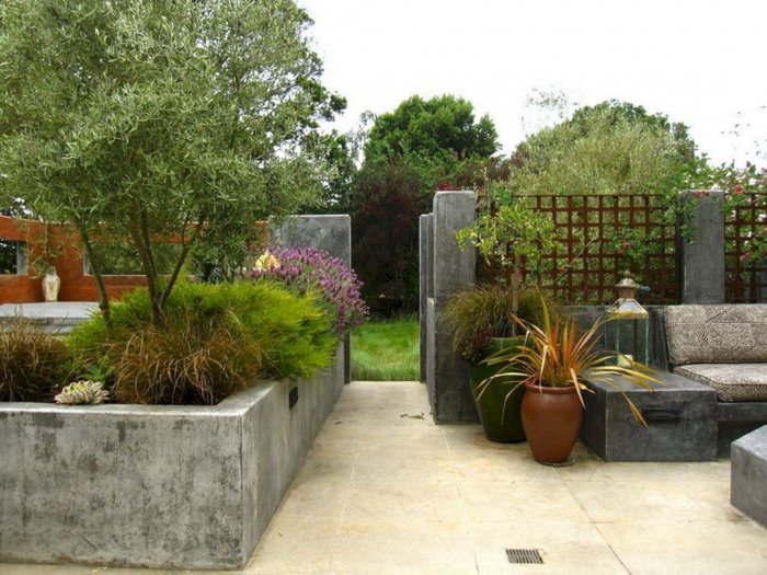 Ограждение в современном средиземноморском саду