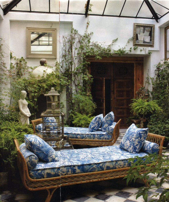 Колониальный стиль с растениями в интерьере