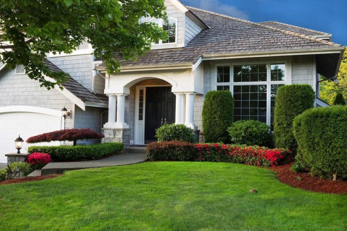Красивый дом с газоном
