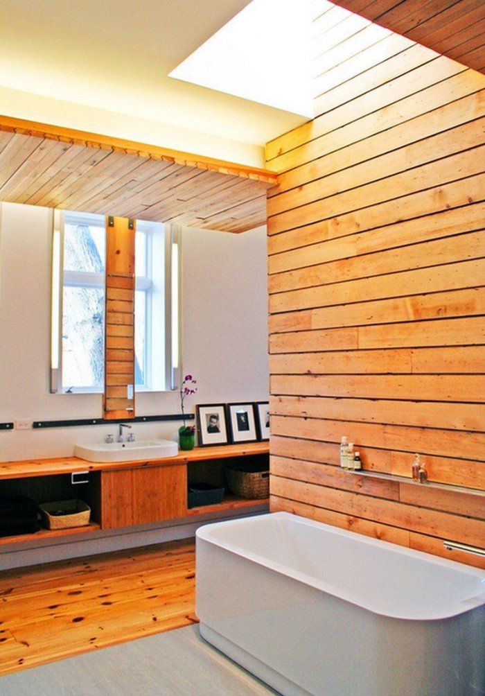 Ванная с отделкой под дерево