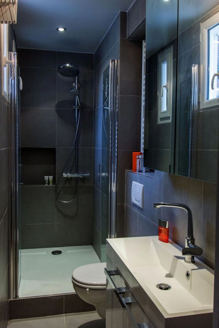 Небольшая ванная комната с душевой