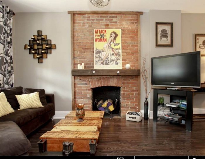 Кирпичный камин в интерьере гостиной