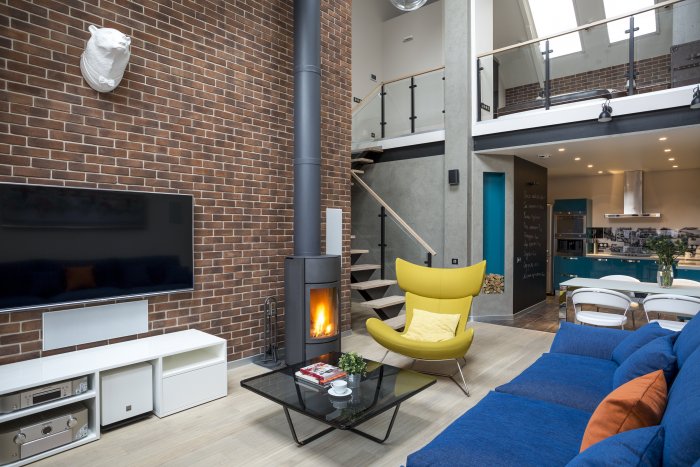 Гостиные в стиле лофт с камином