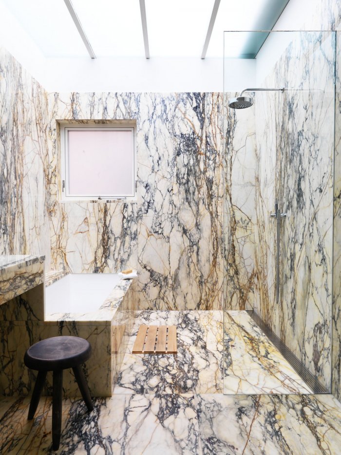 Гибкий камень в ванной комнате